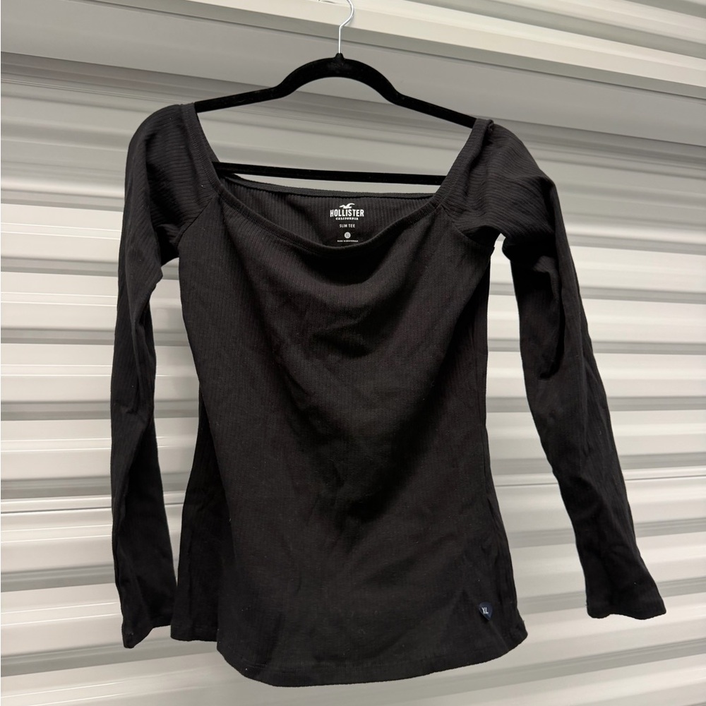 Hollister Women's Elegant Black Long Sleeve Tee